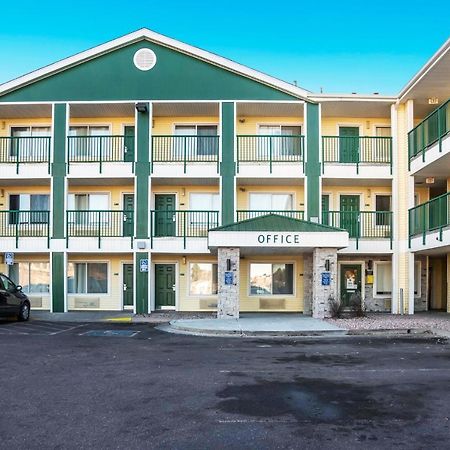 Hometowne Studios By Red Roof Colorado Springs - Airport Bagian luar foto