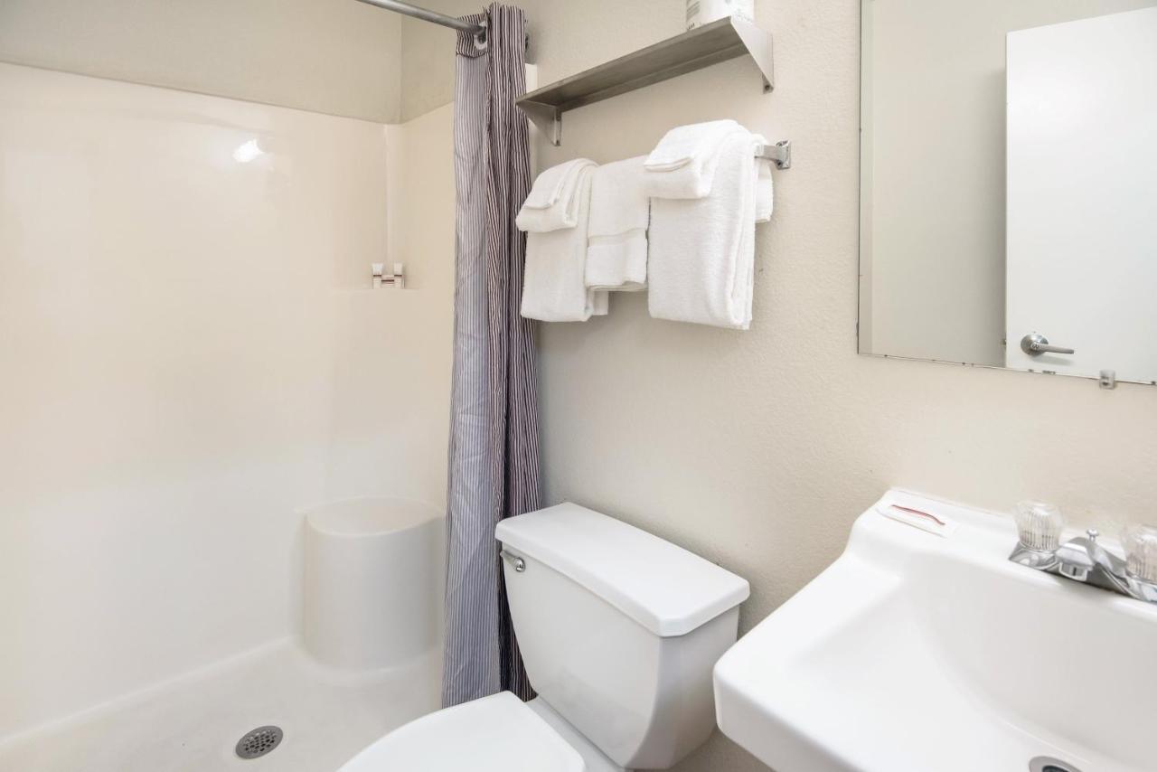 Hometowne Studios By Red Roof Colorado Springs - Airport Bagian luar foto