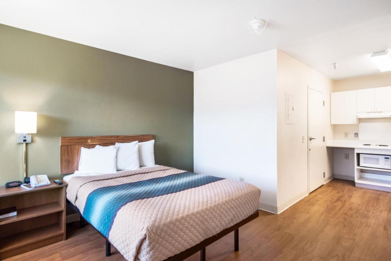 Hometowne Studios By Red Roof Colorado Springs - Airport Bagian luar foto