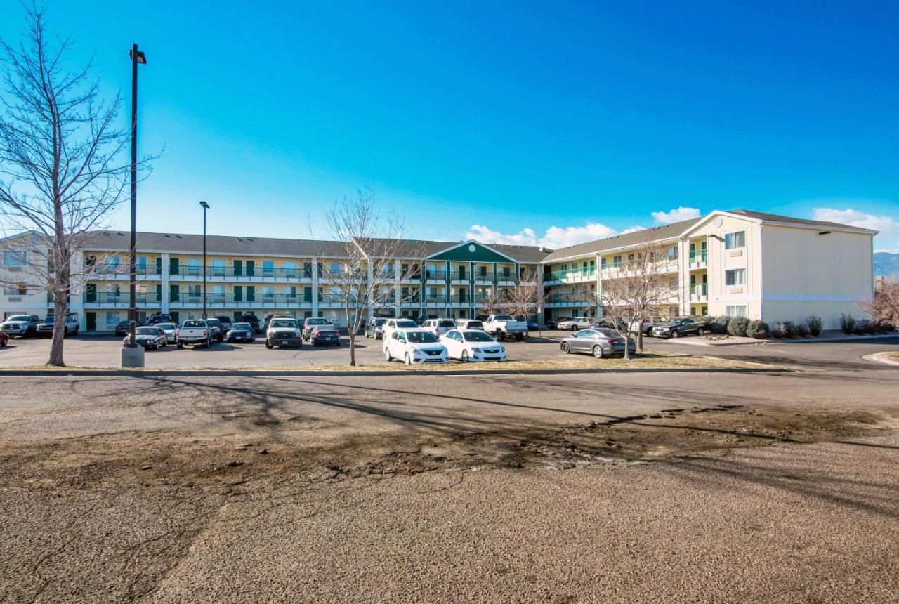 Hometowne Studios By Red Roof Colorado Springs - Airport Bagian luar foto