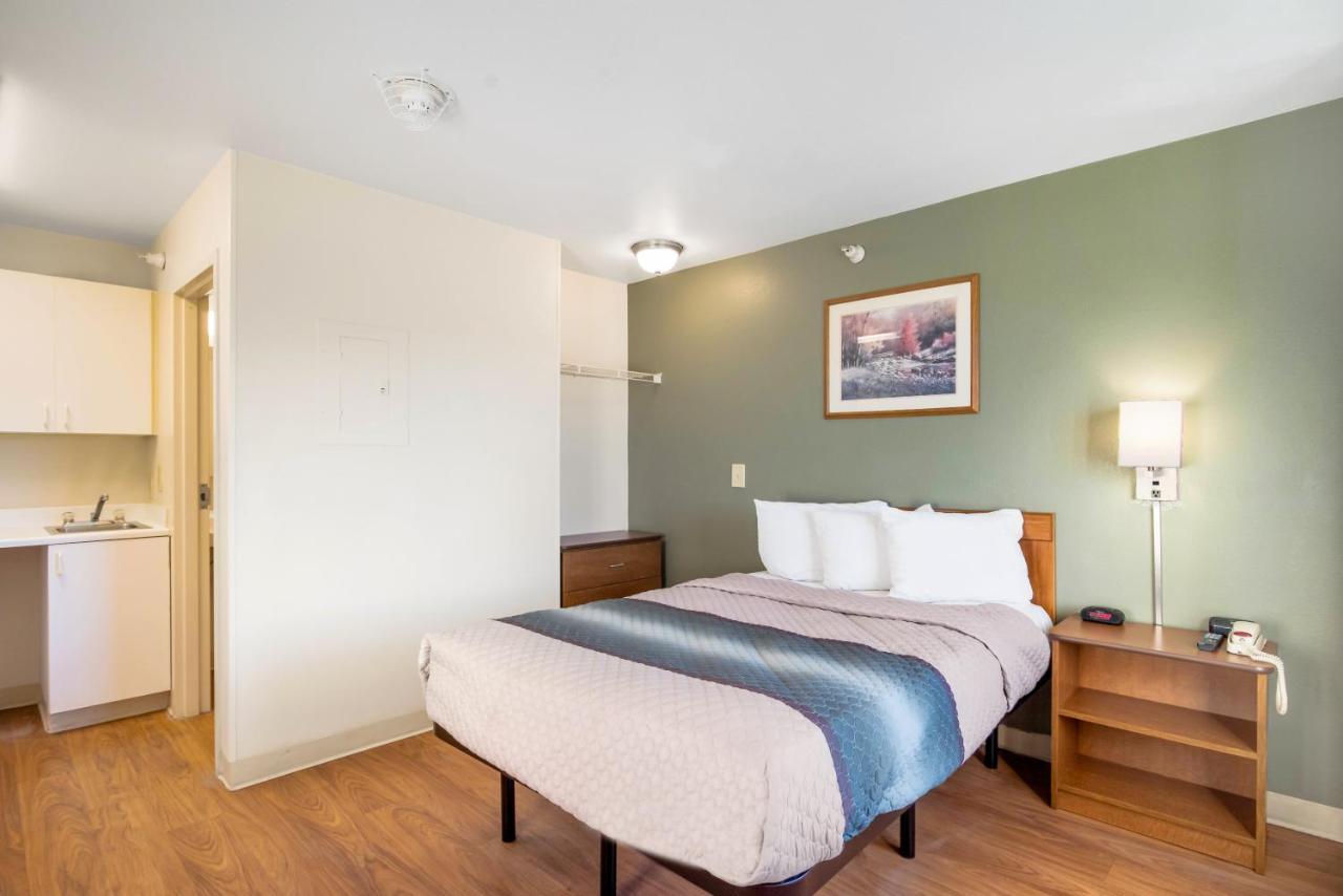 Hometowne Studios By Red Roof Colorado Springs - Airport Bagian luar foto
