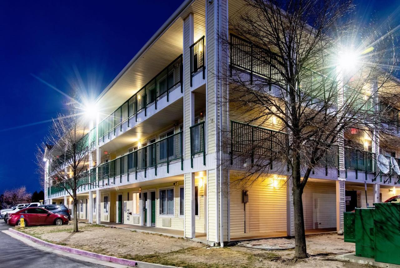 Hometowne Studios By Red Roof Colorado Springs - Airport Bagian luar foto