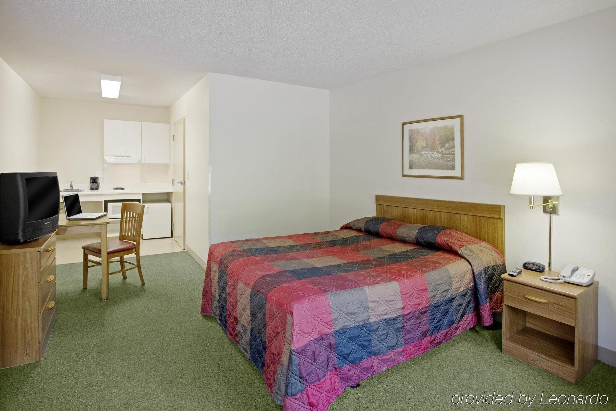 Hometowne Studios By Red Roof Colorado Springs - Airport Bagian luar foto