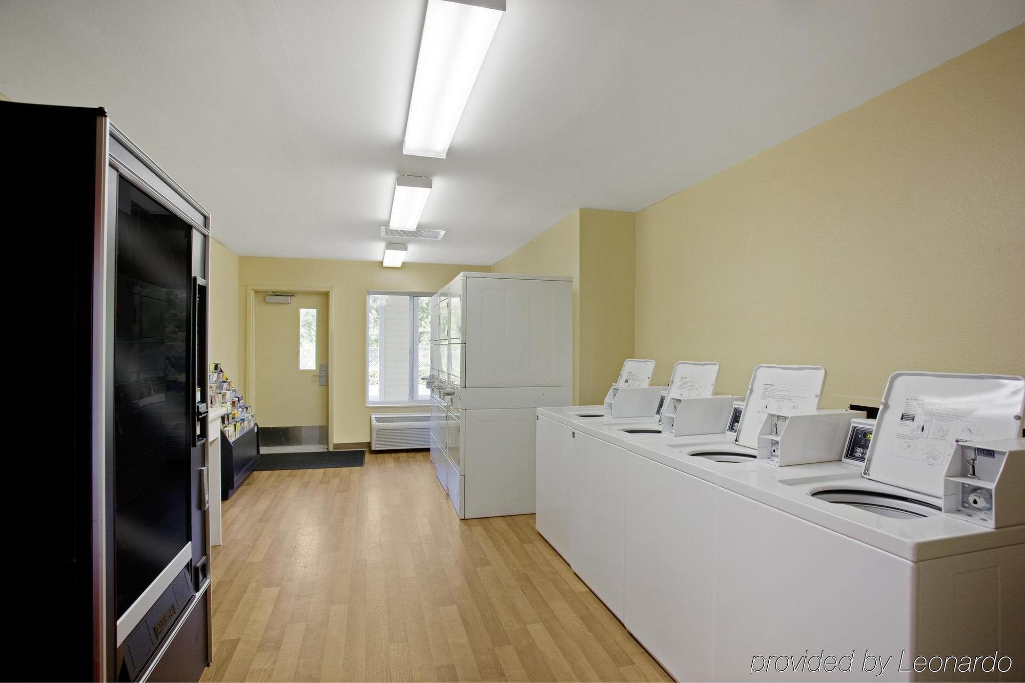 Hometowne Studios By Red Roof Colorado Springs - Airport Bagian luar foto