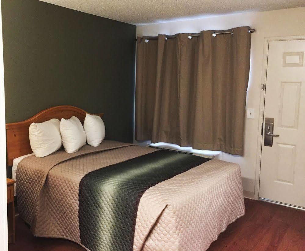 Hometowne Studios By Red Roof Colorado Springs - Airport Bagian luar foto